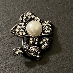 Vintage Gunmetal Silver Tone Black  Flower Pin Faux Pearl Rhinestone Brooch
